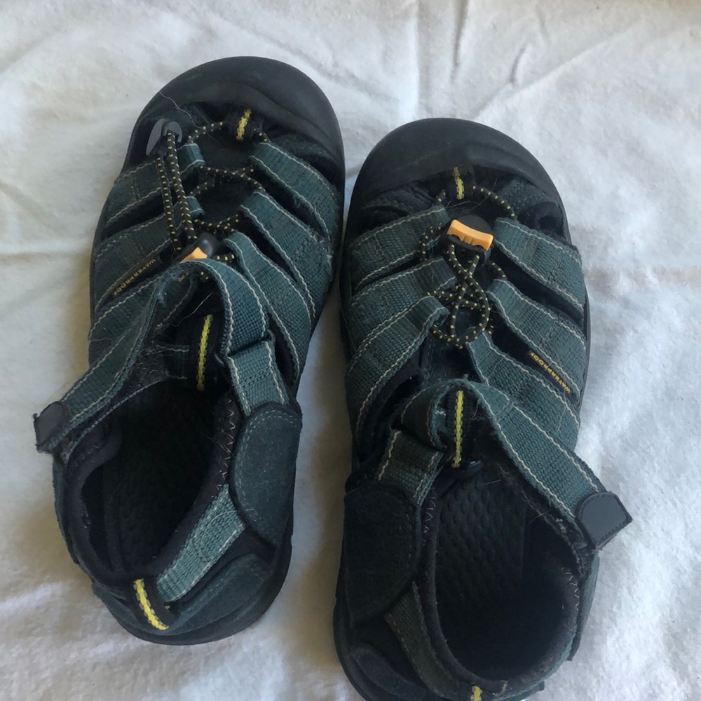 Keen size 3 water sandals in dark forest green and black
